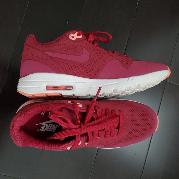 Nike | Woman's 5 | Air Max 1 Ultra Moire - Picture 2 of 5